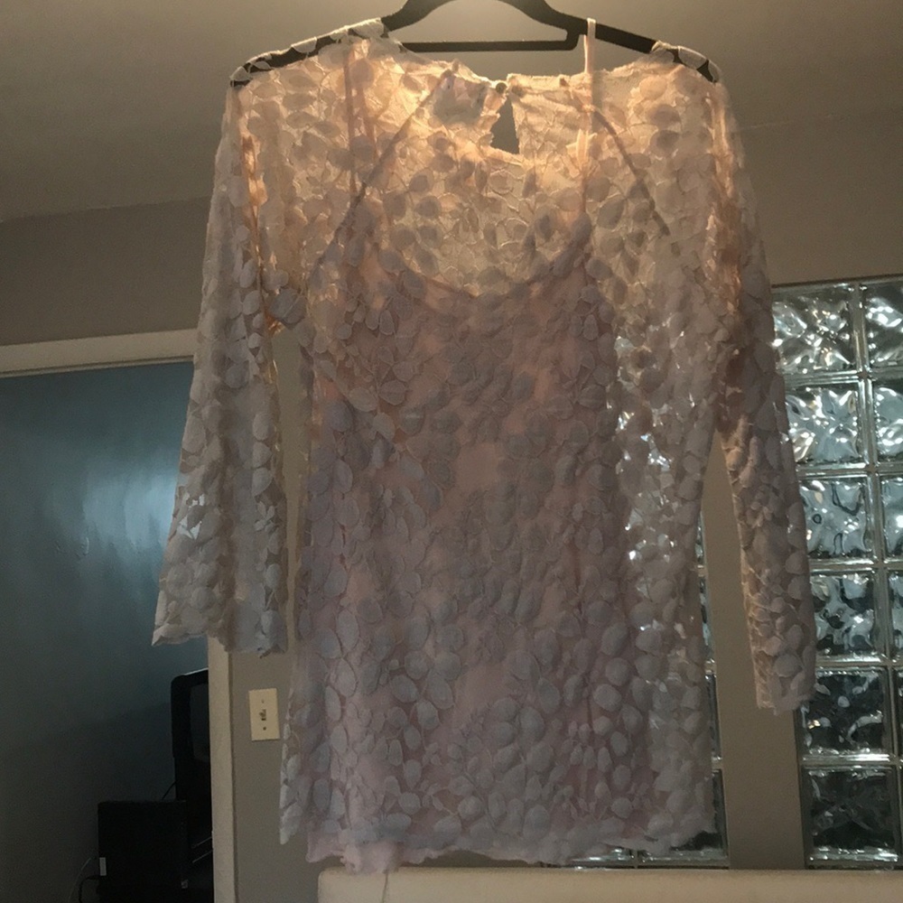 Feminine lace three quarter length sleeve top.​​​​​​​​​​​​​​​​​​​​​​​ - Picture 3 of 4